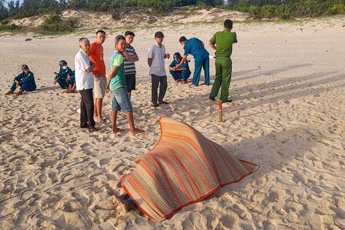 Tìm nhân thân người đàn ông tử vong trôi dạt bờ biển