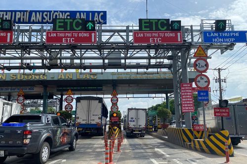 Ùn tắc khi thu phí không dừng, trạm An Sương mở thêm làn thu tiền mặt