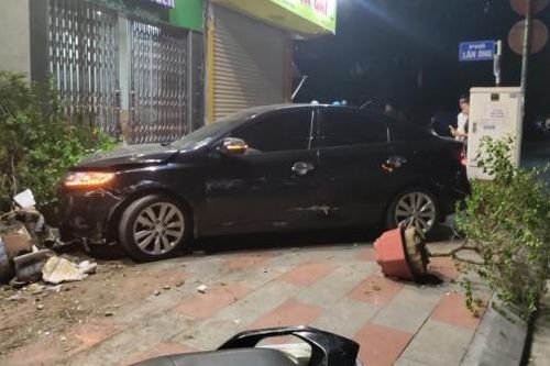 Xe 'điên' đâm nhiều phương tiện trên phố đi bộ, tài xế quỳ xuống xin lỗi