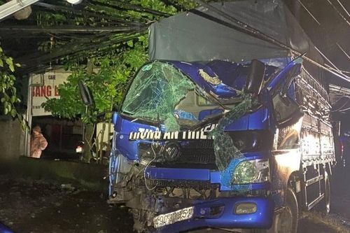 Khắc phục vụ xe tải tông gãy cột điện trên quốc lộ 20, gây mất điện diện rộng