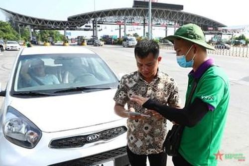 Ngày đầu tiên áp dụng thu phí tự động không dừng bắt buộc