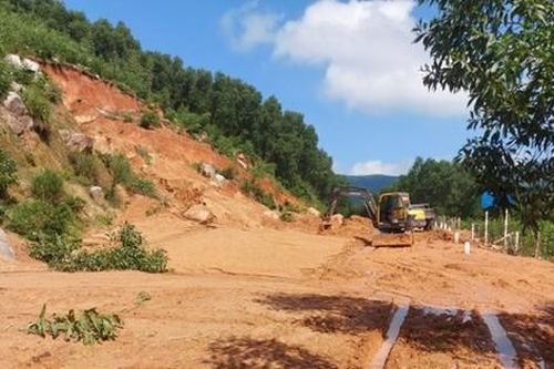 Hà Tĩnh: Xử lý sạt lở trên tuyến đường ven biển