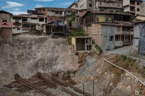 Bi kịch của thị trấn nằm trên núi vàng nhưng đang bị nuốt chửng từng ngày
