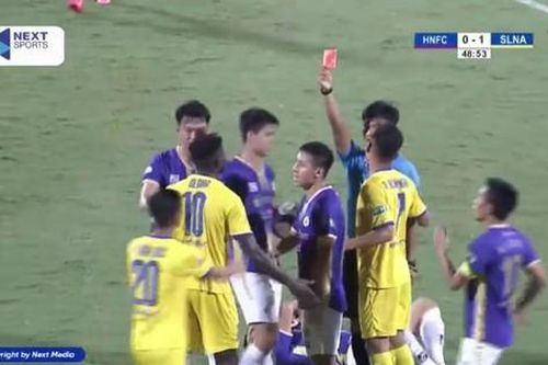 Trọng tài cầm còi trận Hà Nội gặp SLNA bị tấn công trên mạng xã hội
