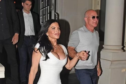 MC Lauren Sanchez khoe vòng một 'bốc lửa' trong buổi hẹn hò bạn trai tỷ phú Jeff Bezos