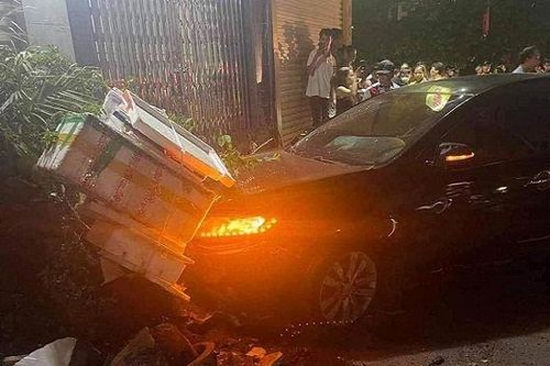 Ôtô tông hàng loạt xe đỗ bên đường làm nhiều người bị thương