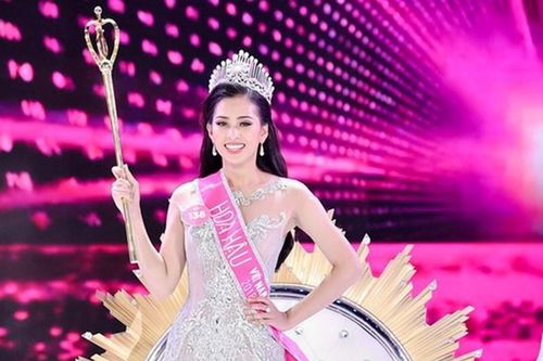 Vì sao quyền trượng của hoa hậu cũng thường gây tranh cãi?