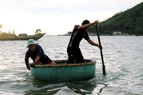 Đánh cá trong đầm giữa khuya, hai cha con đuối nước tử vong thương tâm
