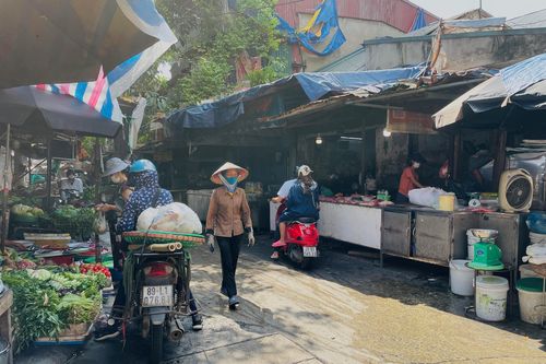 Hà Nội: Giá cả rau xanh, thịt lợn 'hạ nhiệt' tại các chợ và siêu thị