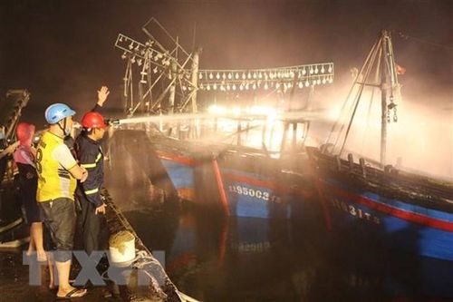 Quảng Bình: Hỏa hoạn thiêu rụi ba tàu cá ở khu neo đậu