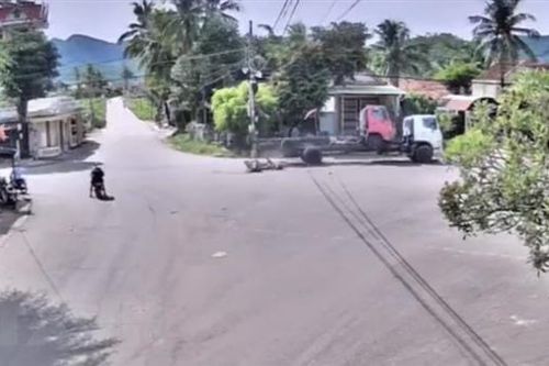Ôtô tải va chạm với xe máy tại ngã 5 khiến hai người tử vong