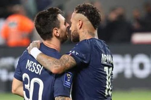 Neymar khó chịu vì những người chỉ trích Messi
