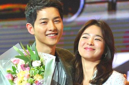 Song Joong Ki nhận tin vui giữa lúc Song Hye Kyo sánh đôi với trai trẻ