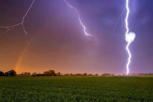 Người đàn ông bị sét đánh tử vong khi đang làm đồng