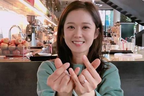 Jang Nara khoe nhẫn cưới với ông xã kém 6 tuổi