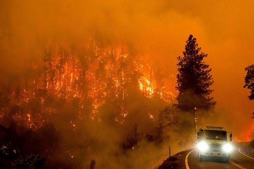 Video California rực lửa vì các đám cháy rừng