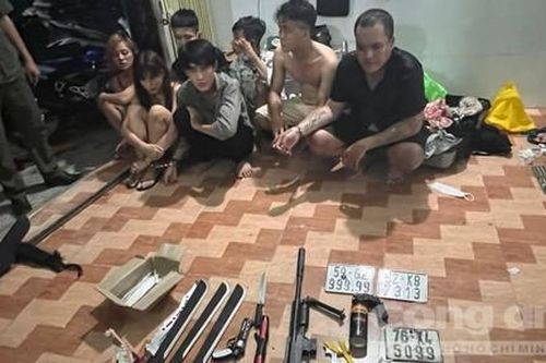Phát hiện nhóm đối tượng sử dụng ma túy, thu giữ nhiều hung khí, biển số giả