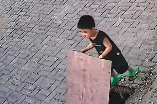Bé trai rớt xuống cống, người phụ nữ nhanh chân giải cứu