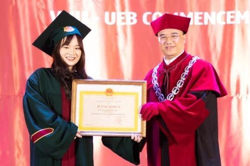 Lễ phục tốt nghiệp ở ĐH Kinh tế ĐHQG Hà Nội: Tôi chẳng thấy có gì phải ầm ĩ