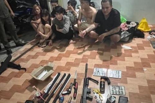 Nhóm người sử dụng ma túy và biển số giả