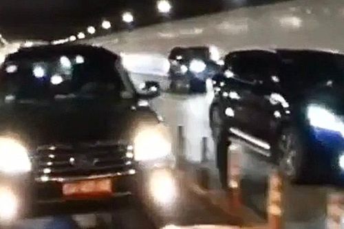 Ôtô biển đỏ chạy vào làn xe máy hầm Thủ Thiêm