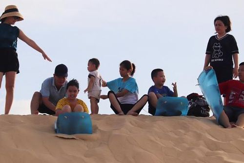 Trượt cát - Trải nghiệm độc đáo khi đến Quảng Bình