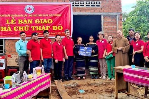 Tặng nhà, khám bệnh, mổ mắt cho người nghèo