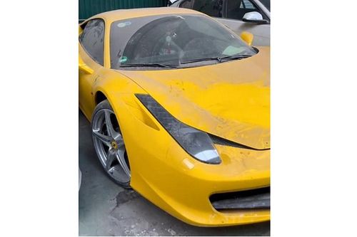 Ferrari 458 Italia tiền tỷ tại Hà Nội bị 'bỏ rơi' phủ bụi dày đặc?