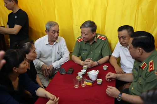 Bộ trưởng Tô Lâm thăm, động viên gia đình các chiến sỹ hy sinh khi làm nhiệm vụ