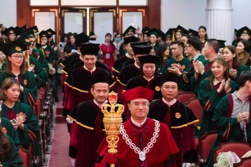 GS Trần Ngọc Thêm: Khó có chuẩn mực cho lễ phục tốt nghiệp