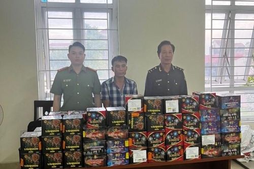 Tạm giữ đối tượng mua bán, vận chuyển 1,5 tạ pháo lậu