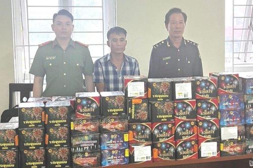 Bắt giữ đối tượng mua bán hơn 1,5 tạ pháo lậu