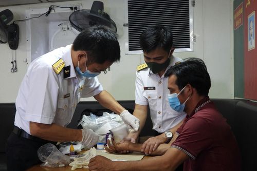 Tàu Vùng 2 Hải quân kịp thời cấp cứu ngư dân bị nạn trên biển