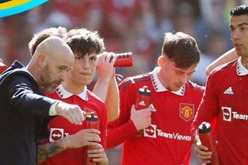 Ronaldo và Ten Hag mặt đối mặt nhưng không nhìn mắt nhau