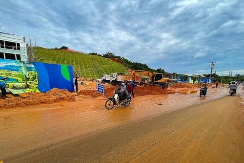 Bình Thuận: Nhiều khối cát đổ từ những khu biệt thự tràn xuống đường