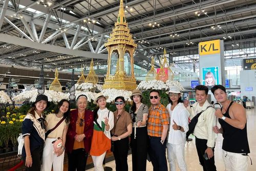 Nhật Kim Anh đưa mẹ đi du lịch còn có cả 'người đặc biệt' theo cùng