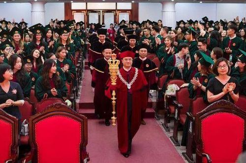Ồn ào hiệu trưởng cầm quyền trượng: Thứ cần được 'gỡ bỏ' không phải là chiếc áo