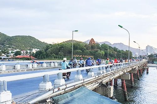 Thi công cầu Xóm Bóng đạt hơn 8%