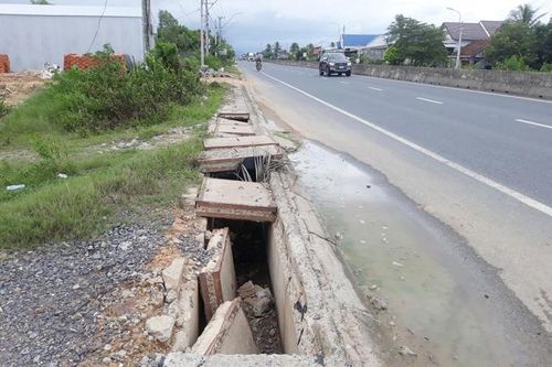 Nắp mương thoát nước bị sụp bể