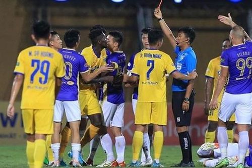 Chiếc thẻ đỏ của Olaha và chuyện phản ứng trọng tài