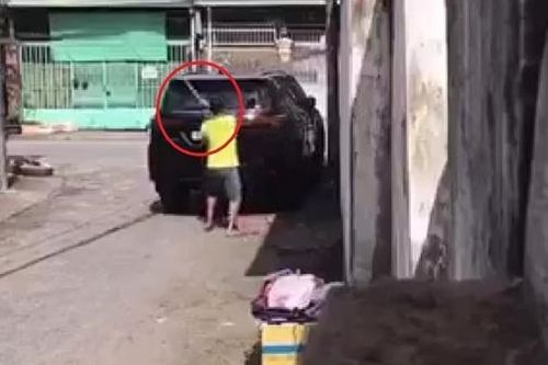 Nhậu say, đập phá xe ô tô vì thấy đậu…chướng mắt