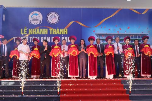 Phó Chủ tịch nước Võ Thị Ánh Xuân dự khánh thành Trung tâm Sản phụ khoa Bệnh viện Trung ương Huế