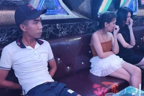 Bắt nhóm nam thanh nữ tú bay lắc trong quán karaoke