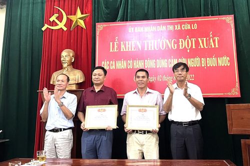 Khen thưởng Bí thư phường và người dân cứu 6 em nhỏ đuối nước ở biển Cửa Lò