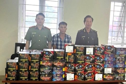 Bắt kẻ mua bán, vận chuyển 1,5 tạ pháo lậu do nước ngoài sản xuất