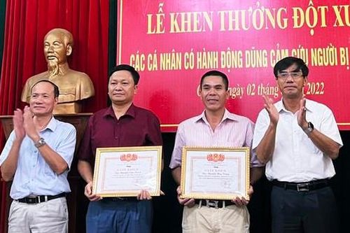 Khen thưởng bí thư phường cứu nhiều trẻ đuối nước ở biển Cửa Lò