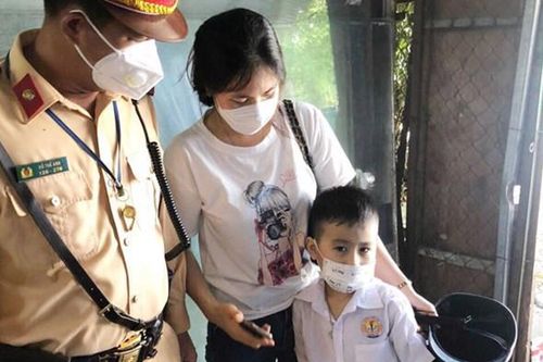 CSGT giúp cháu bé học lớp 2 đi lạc đoàn tụ gia đình
