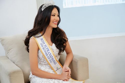 Á hậu Kim Duyên nói gì về tin đồn bị buộc thôi học?