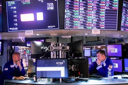Chứng khoán Mỹ: Căng thẳng Mỹ-Trung leo thang, Dow Jones lao dốc hơn 400 điểm