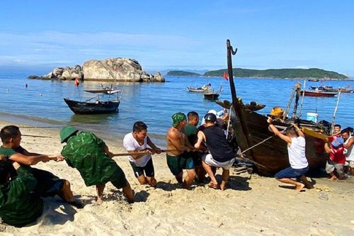 Chìm tàu cá đang neo đậu tại Cù Lao Chàm